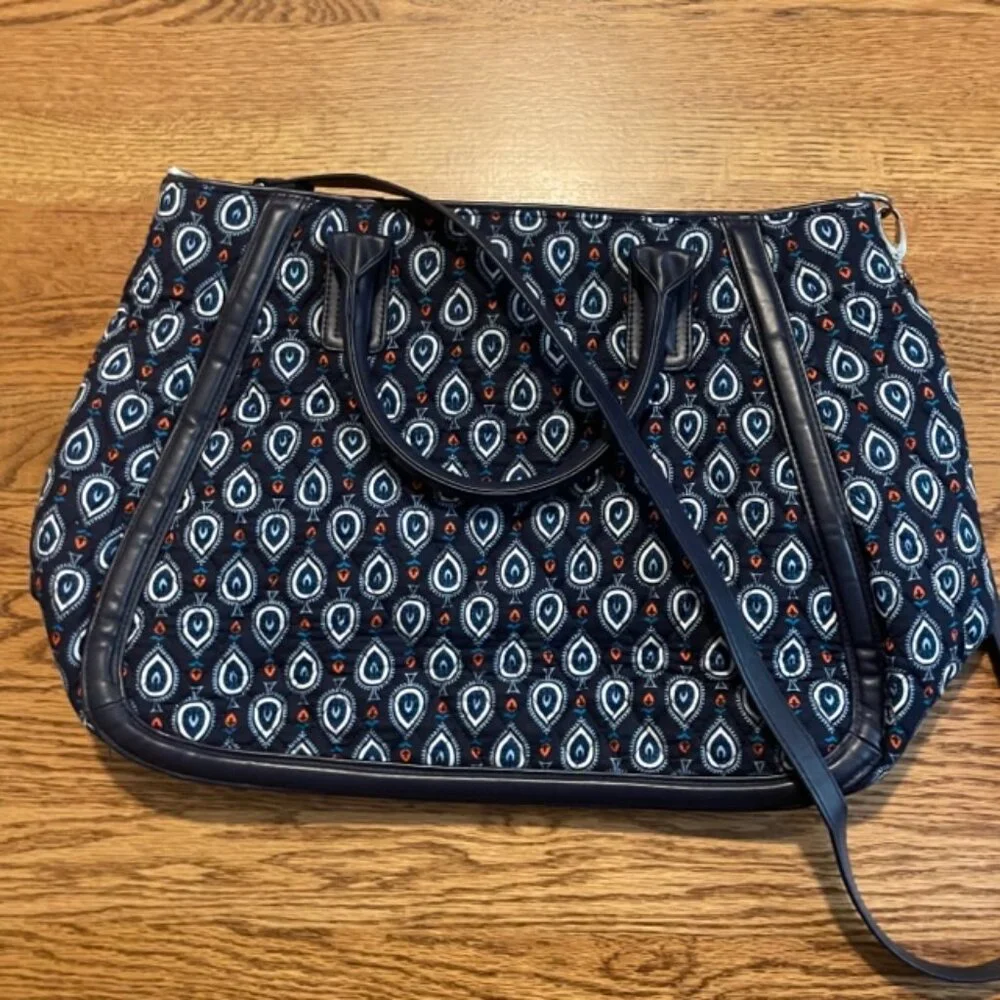NWOT VERA BRADLEY XL ZIP CLOSURE TRAVEL TOTE BAG. - Picture 4 of 6